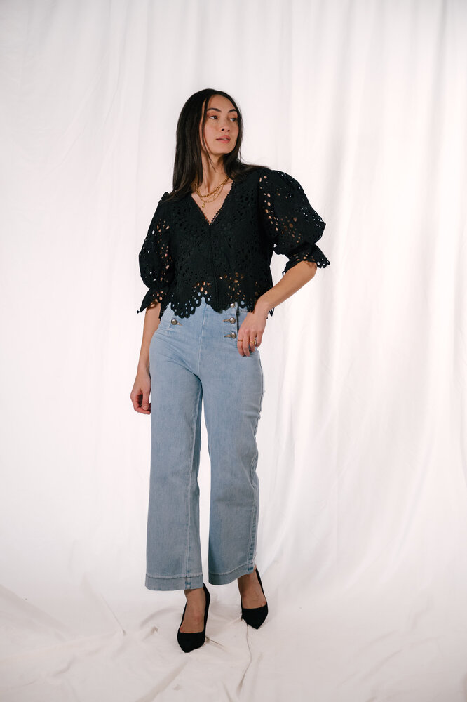 NESSI blouse noire en dentelle