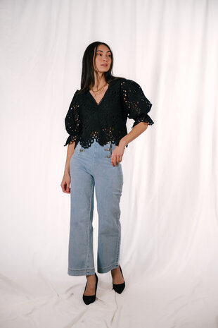 NESSI blouse noire en dentelle