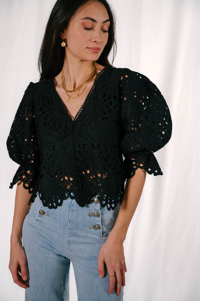 NESSI blouse noire en dentelle