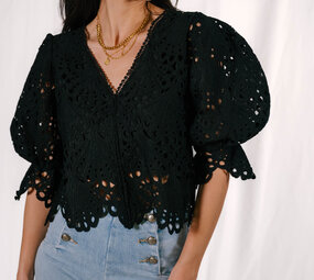 NESSI blouse noire en dentelle