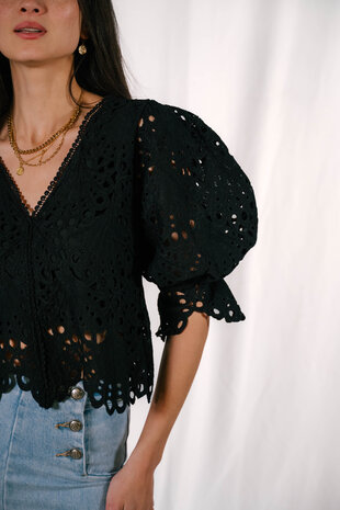 NESSI blouse noire en dentelle