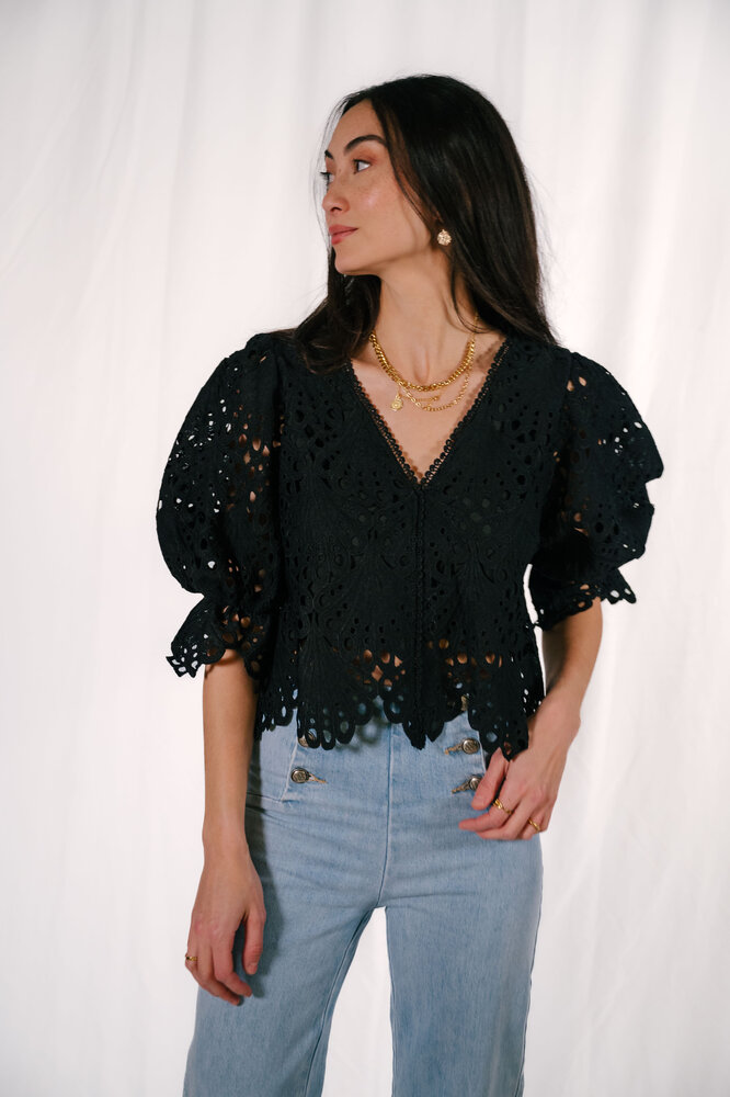 NESSI blouse noire en dentelle