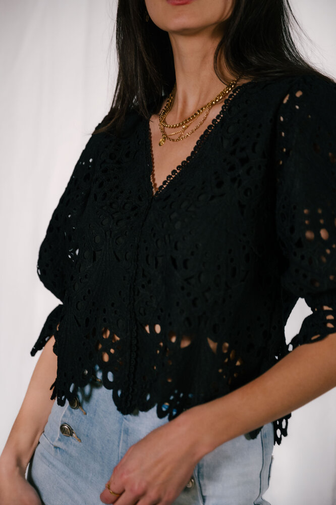 NESSI blouse noire en dentelle