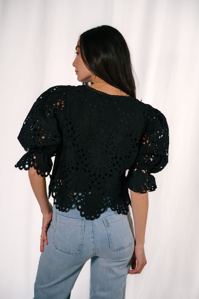 NESSI blouse noire en dentelle