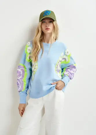 ESSENTIEL HECRAZY sweatshirt en coton bio bleu clair, vert et violet à manches brodées ESSENTIEL HECRAZY sweatshirt en coton bio bleu clair, vert et violet à manches brodées