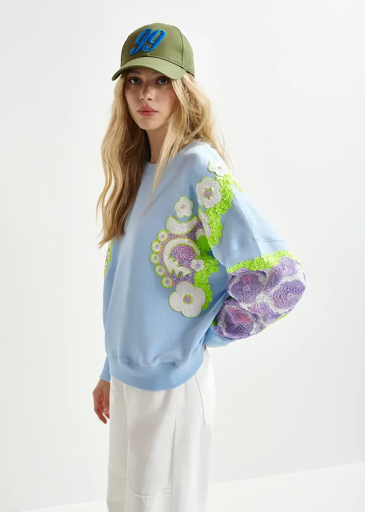 ESSENTIEL HECRAZY sweatshirt en coton bio bleu clair, vert et violet à manches brodées ESSENTIEL HECRAZY sweatshirt en coton bio bleu clair, vert et violet à manches brodées