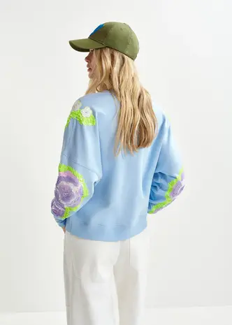 ESSENTIEL HECRAZY sweatshirt en coton bio bleu clair, vert et violet à manches brodées ESSENTIEL HECRAZY sweatshirt en coton bio bleu clair, vert et violet à manches brodées