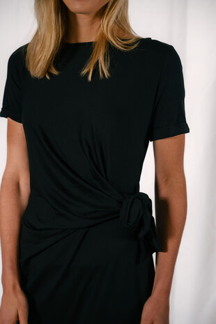 JUSTIN robe noire nœud a la taille