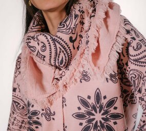 BENNY écharpe rose imprimée bandana