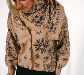 BENNY écharpe camel imprimée bandana