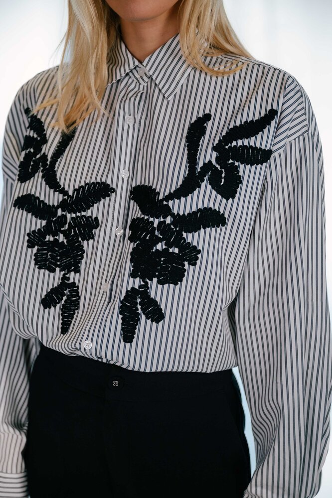NOVA chemise à rayures et broderie noire NOVA chemise à rayures et broderie noire