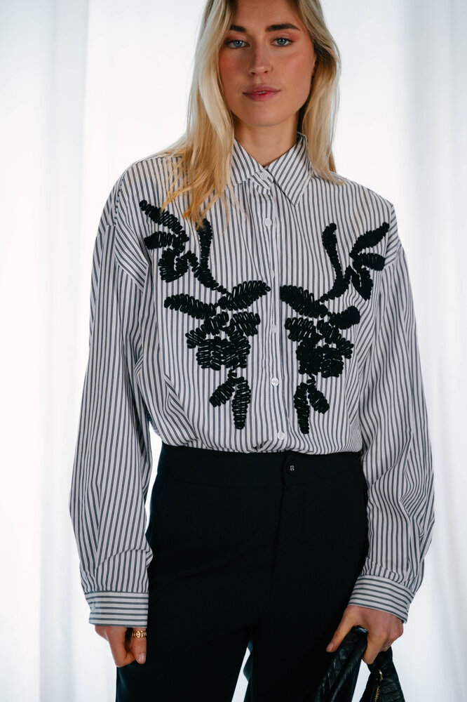 NOVA chemise à rayures et broderie noire