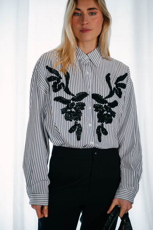 NOVA chemise à rayures et broderie noire NOVA chemise à rayures et broderie noire