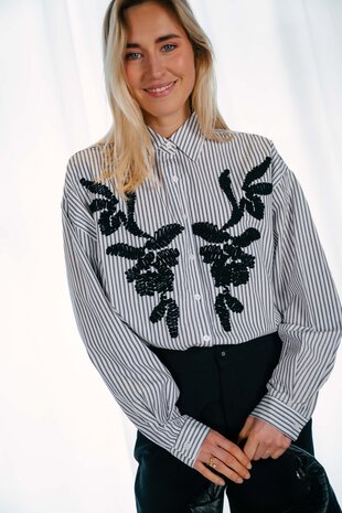 NOVA chemise à rayures et broderie noire