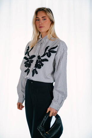 NOVA chemise à rayures et broderie noire NOVA chemise à rayures et broderie noire