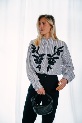 NOVA chemise à rayures et broderie noire