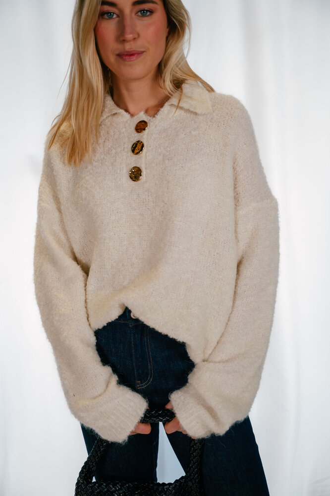 LOLA pull crème avec des boutons dorés LOLA pull crème avec des boutons dorés