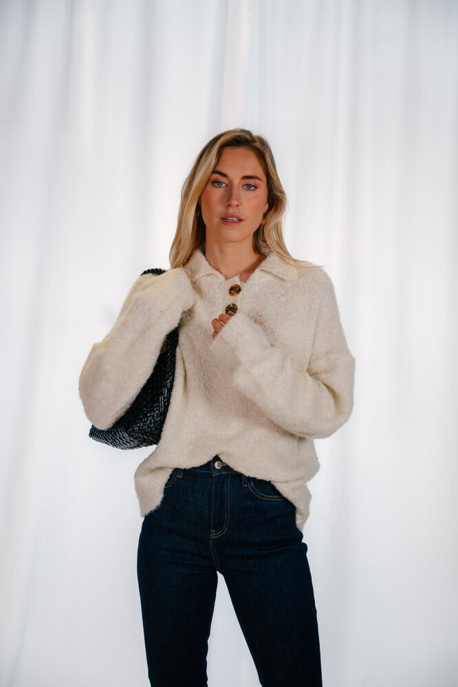 LOLA pull crème avec des boutons dorés LOLA pull crème avec des boutons dorés