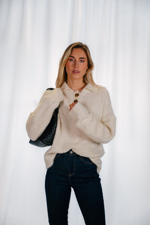 LOLA pull crème avec des boutons dorés LOLA pull crème avec des boutons dorés