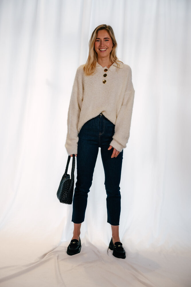 LOLA pull crème avec des boutons dorés LOLA pull crème avec des boutons dorés