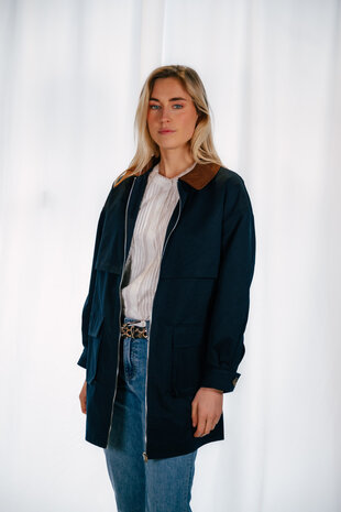 CLARISSA veste longue bleu marine à col marron CLARISSA veste longue bleu marine à col marron