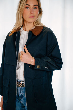 CLARISSA veste longue bleu marine à col marron CLARISSA veste longue bleu marine à col marron