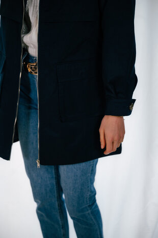 CLARISSA veste longue bleu marine à col marron CLARISSA veste longue bleu marine à col marron