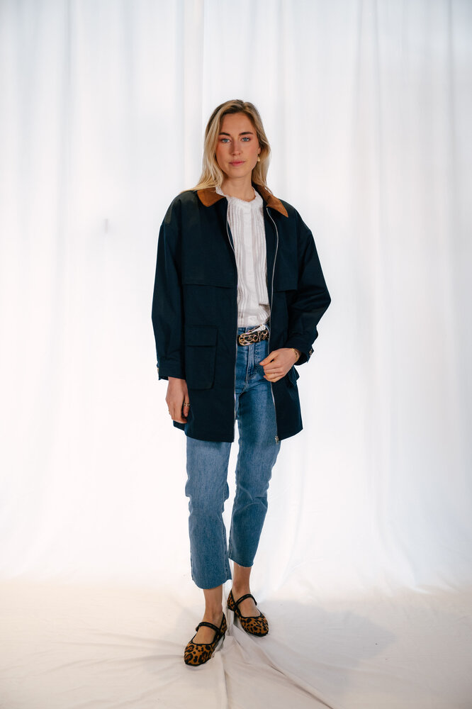 CLARISSA veste longue bleu marine à col marron CLARISSA veste longue bleu marine à col marron