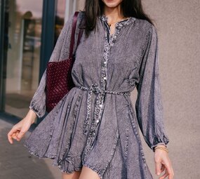 ORIANA robe grise fluide avec sa ceinture tressée
