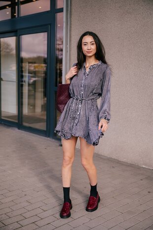 ORIANA robe grise fluide avec sa ceinture tressée ORIANA robe grise fluide avec sa ceinture tressée