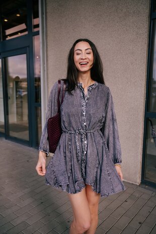 ORIANA robe grise fluide avec sa ceinture tressée ORIANA robe grise fluide avec sa ceinture tressée