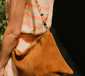 AISHA sac en daim camel AISHA sac en daim camel
