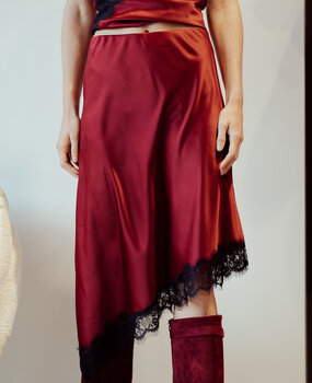 LEONIE longue jupe satinée bordeaux LEONIE longue jupe satinée bordeaux