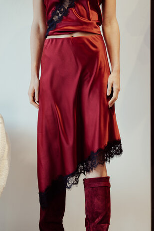 LEONIE longue jupe satinée bordeaux LEONIE longue jupe satinée bordeaux