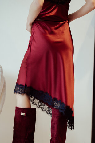 LEONIE longue jupe satinée bordeaux LEONIE longue jupe satinée bordeaux