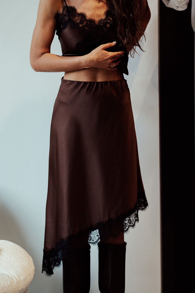 CECILE WANG LEONIE longue jupe satinée marron