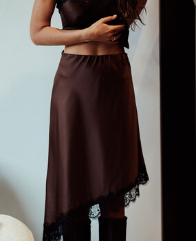 CECILE WANG LEONIE longue jupe satinée marron