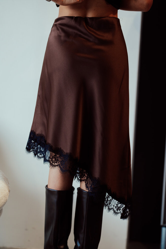 CECILE WANG LEONIE longue jupe satinée marron