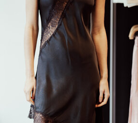 MILA robe marron satiné