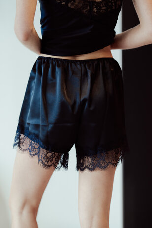 MADDY short noir satiné