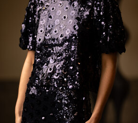 SOLENA blouse à sequins bleu marine