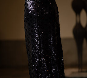 SOLENA jupe midi droite à sequins bleu marine