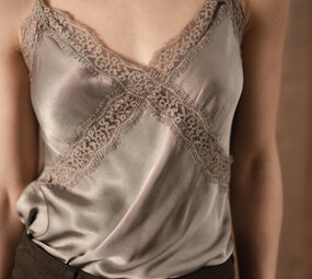 Caraco en satin taupe à dentelle SIDONIE