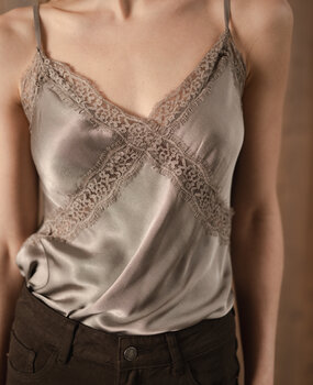 Caraco en satin taupe à dentelle SIDONIE