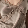 Caraco en satin taupe à dentelle SIDONIE Caraco en satin taupe à dentelle SIDONIE