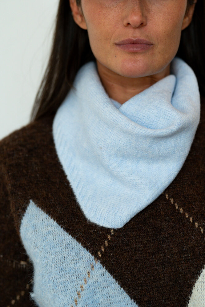 LUMEYA écharpe triangulaire bleu clair LUMEYA écharpe triangulaire bleu clair