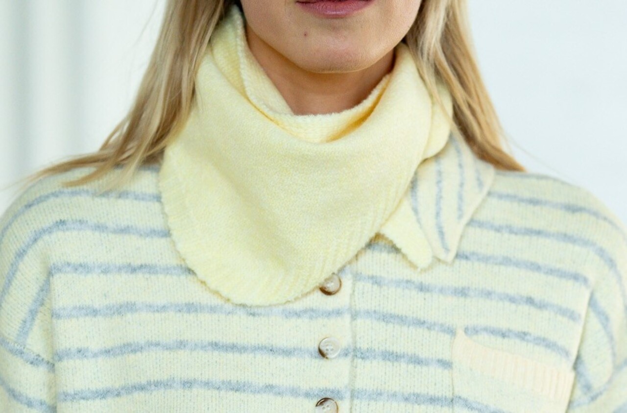 LUMEYA écharpe triangulaire jaune