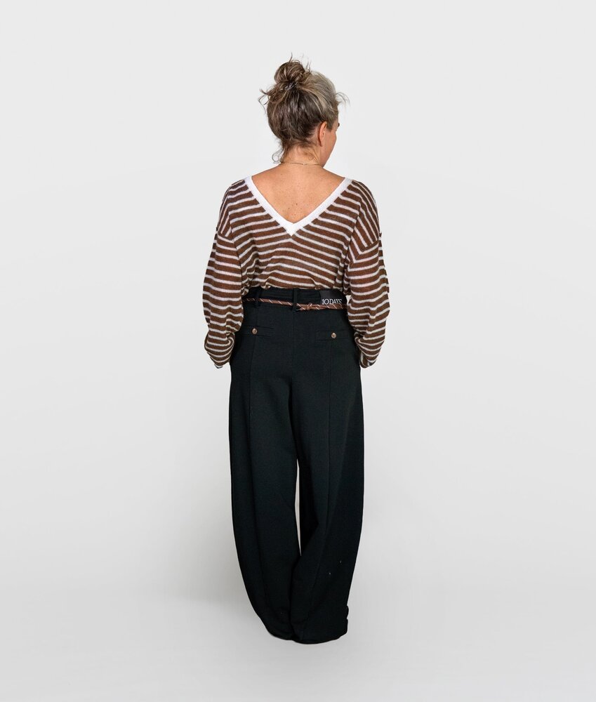 Pull fin en maille à col en V ecru/dark truffle