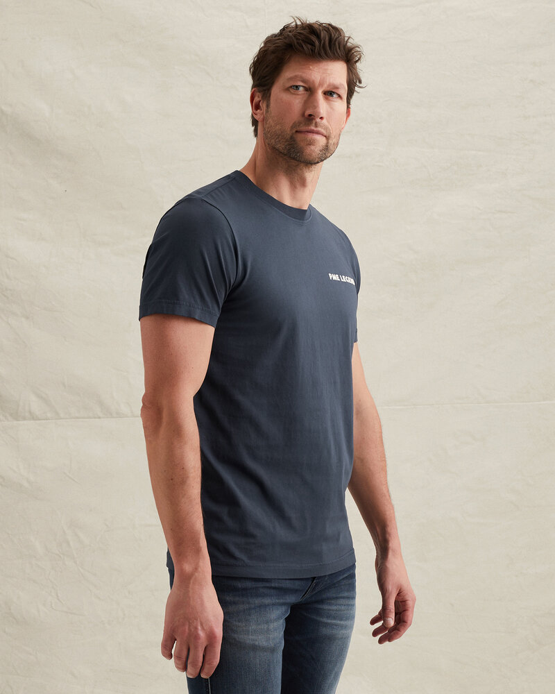 T-shirt avec lavage teint en vêtement et graphisme bleu T-shirt avec lavage teint en vêtement et graphisme bleu