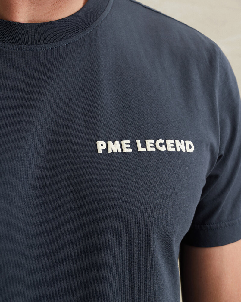 T-shirt avec lavage teint en vêtement et graphisme bleu T-shirt avec lavage teint en vêtement et graphisme bleu